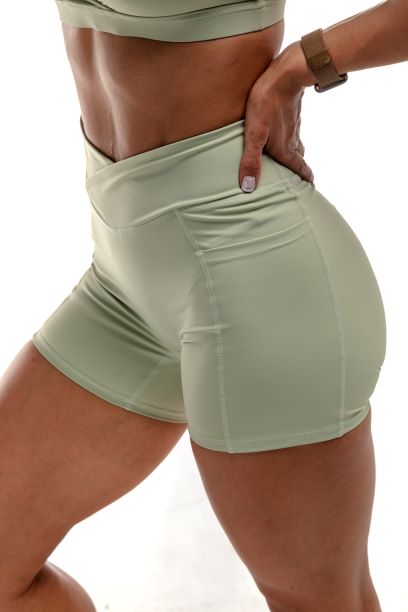 ELEVATE V SCRUNCH SHORTS (MATCHA GREEN)